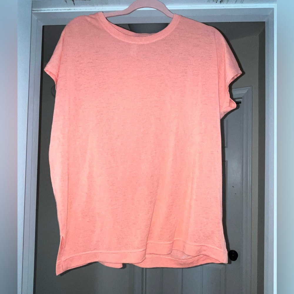 VGUC ATHLETA WOMEN'S SCOOP SHORT SLEEVE RELEASE BREEZY TEE - ISLAND CORAL - XS